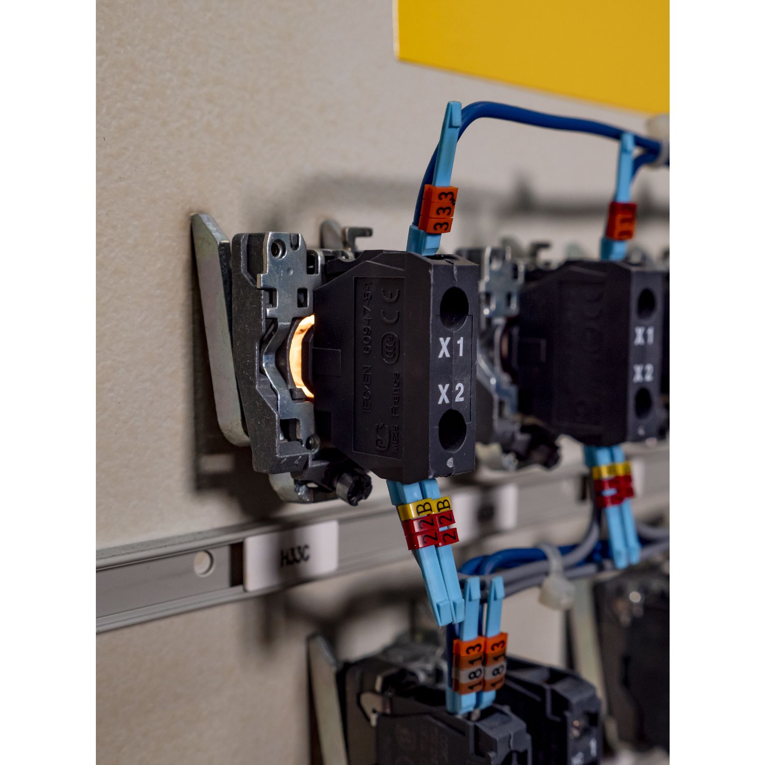 Picture of Light block with body fixing collar, Harmony XB4, metal, with BA9s bulb, 400V AC
