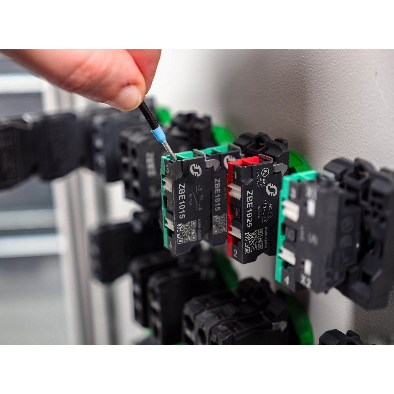 Picture of Contact block with body fixing collar for 4 direction joystick controller, Harmony XB4