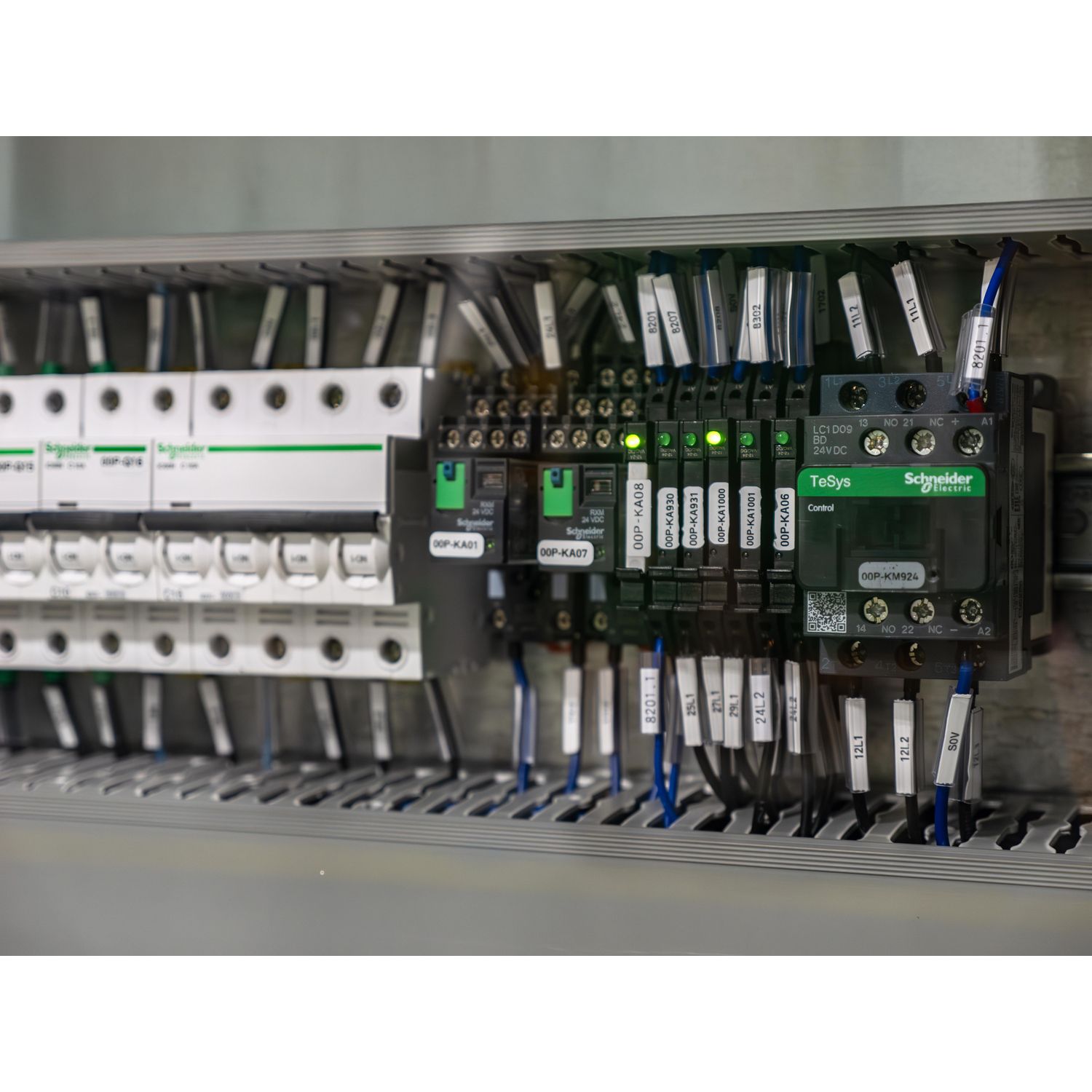 Picture of Slim interface relay pre assembled, Harmony Electromechanical Relays, 6A, 1CO, with LED, screw connectors, 230V AC DC