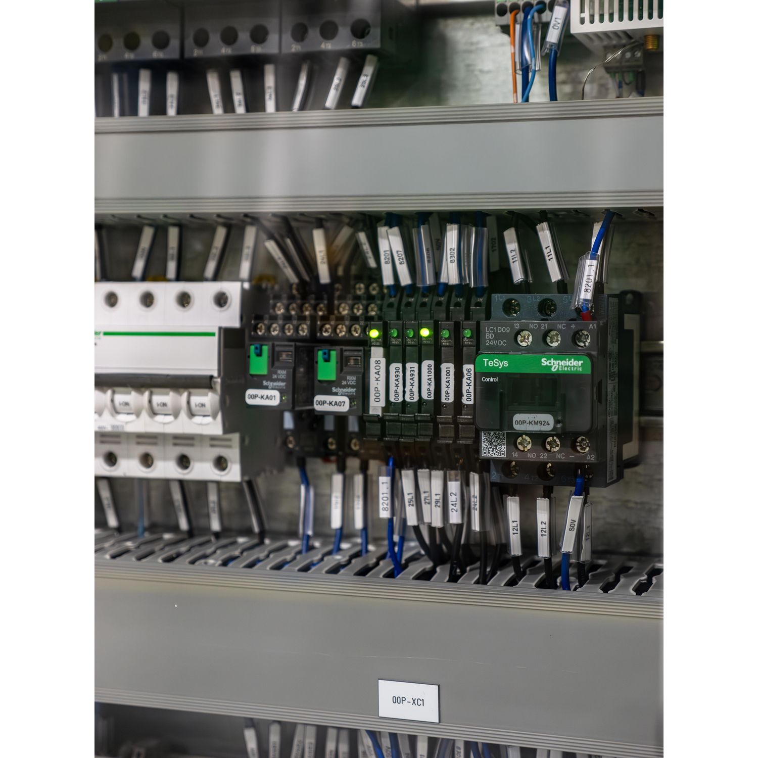 Picture of Slim interface relay pre assembled, Harmony Electromechanical Relays, 6A, 1CO, with LED, screw connectors, 230V AC DC