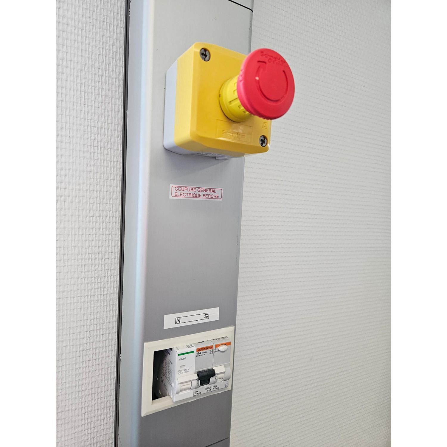 Picture of Control station, Harmony XALD XALK, plastic, yellow lid, 1 red mushroom push button 40mm, turn to release, 1NC
