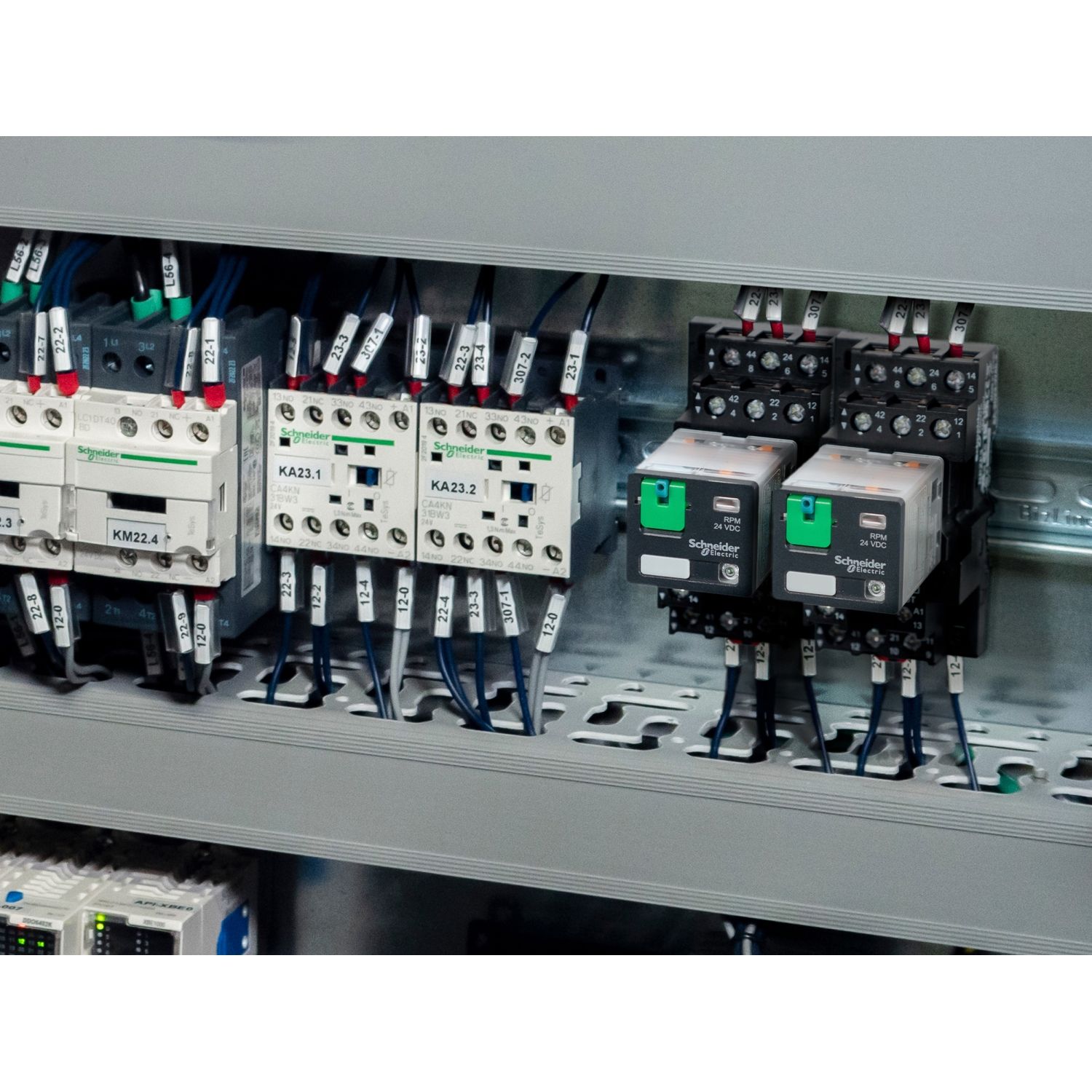 Picture of plug-in relay, Harmony electromechanical relays, 15A, 2CO, lockable test button, 24V DC